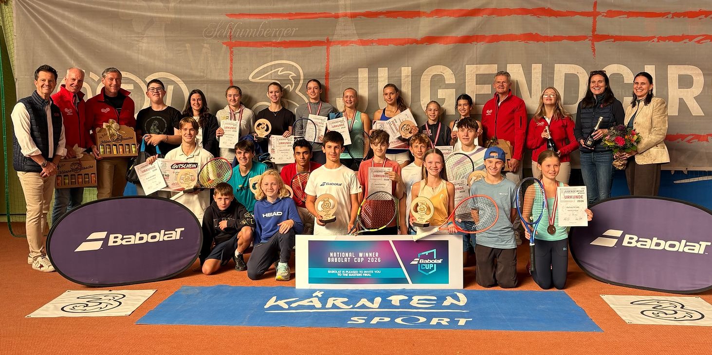 Tennisjugend mit Urkunden und Pokalen bei Babolat Cup in Kärnten