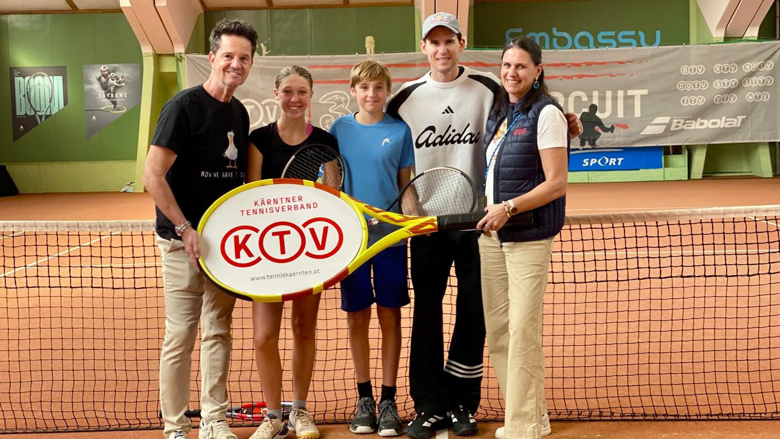 Kärntner Tennisverband: Trainer, jugendliche Tennisspieler und Funktionärin mit Schläger
