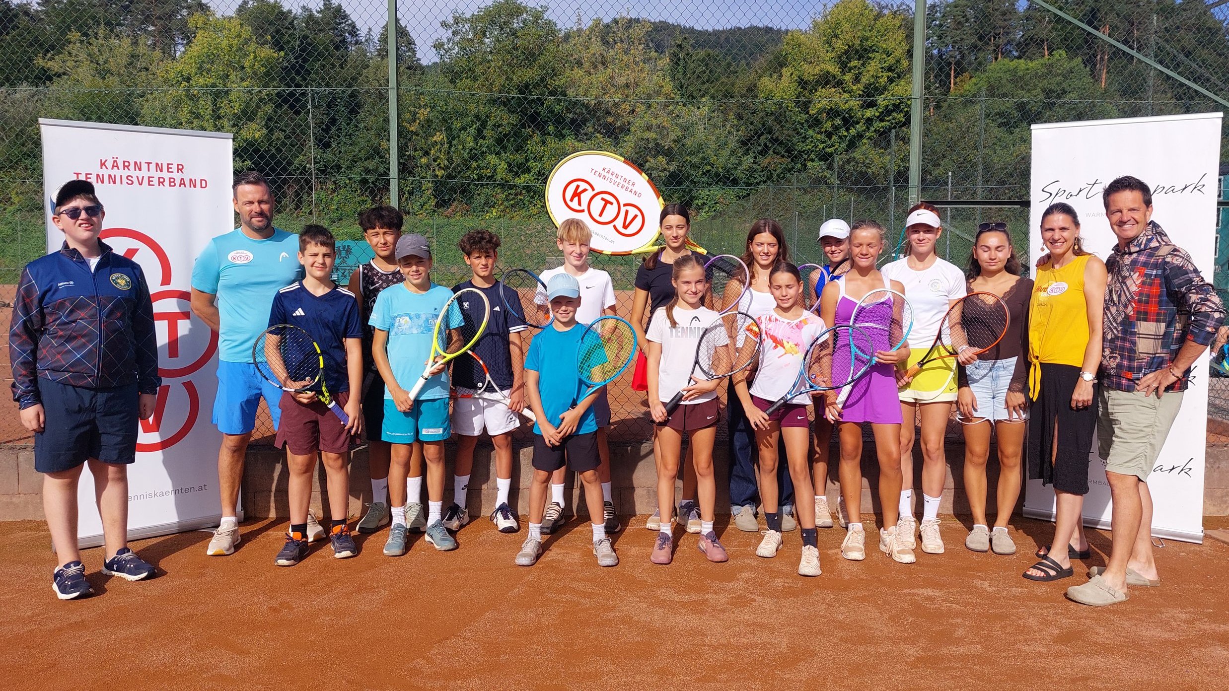 Tennisgruppe Kärntner Tennisverband mit Trainer und Betreuern auf Sandplatz