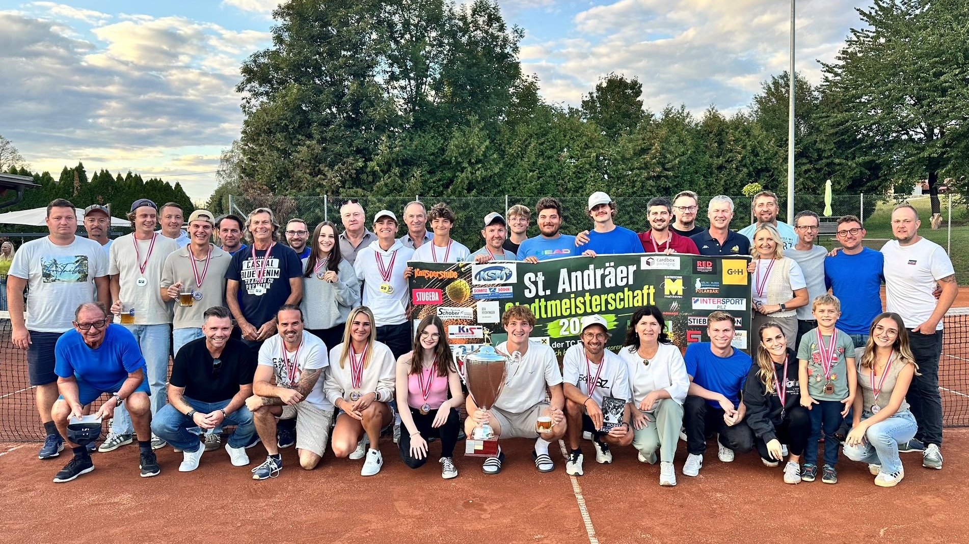 St. Andräer Stadtmeisterschaft Tennis: Teilnehmer mit Medaillen und Pokal auf Sandplatz