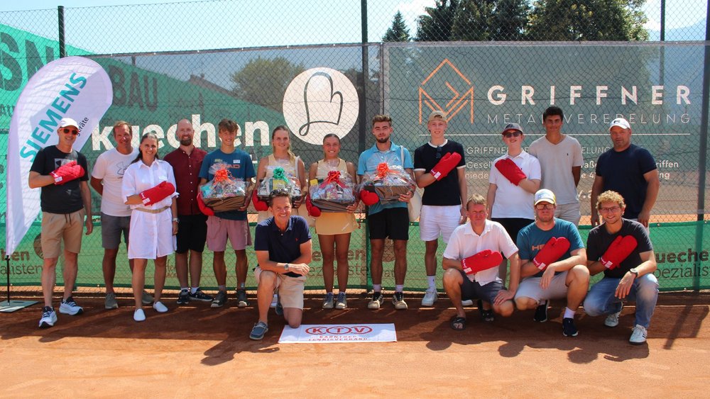 Tennisspieler mit roten Boxhandschuhen und Körben mit Preisen in Kärnten
