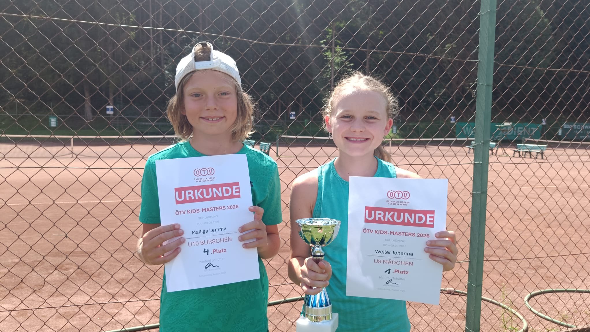Malliga Lemmy und Johanna Weiler mit Urkunden und Pokal bei ÖTV Kids-Masters 2026 in Schladming
