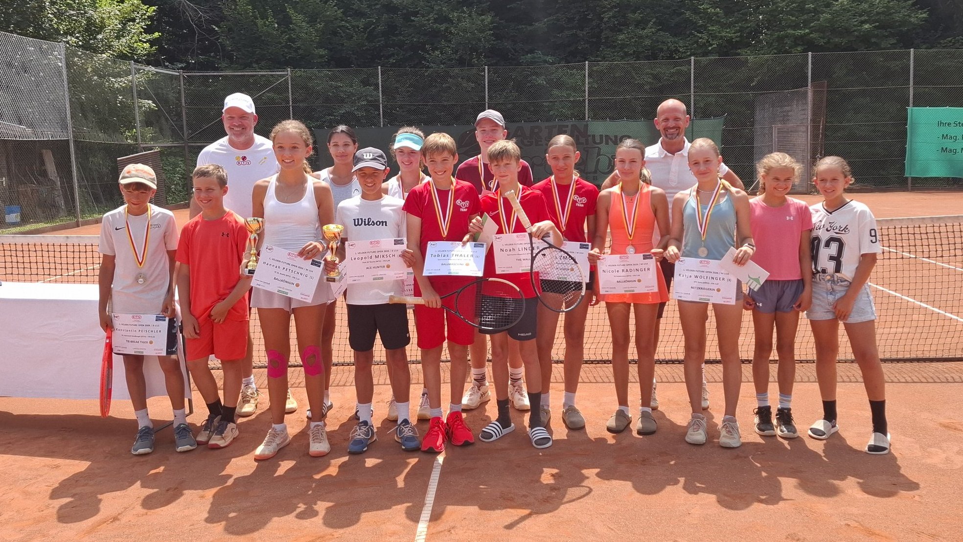 Tennisjugend mit Urkunden und Pokalen bei der Siegerehrung in Velden